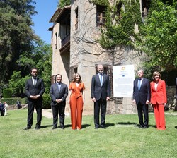 Fotografía de grupo en los jardines exteriores del Monasterio de San Jerónimo de Yuste