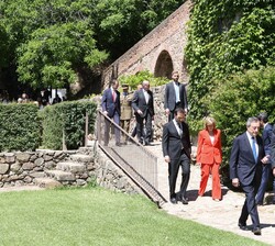 Don Felipe en los jardines exteriores del Monasterio de San Jerónimo de Yuste al término del acto acompañado por el premiado, el Excmo. Sr. Mario Drag