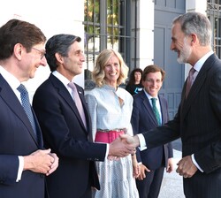 A su llegada para la reunión del Patronato de COTEC, Su Majestad el Rey recibió el saludo del vicepresidente del Patronado de la Fundación COTEC y pre