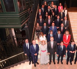 Su Majestad el Rey junto a los miembros del Patronato de la Fundación COTEC