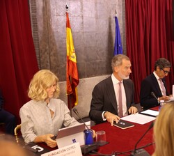 Su Majestad el Rey al inicio de la reunión con los miembros del Patronato de COTEC