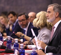 Su Majestad el Rey durante el desarrollo de la reunión del Patronato de COTEC