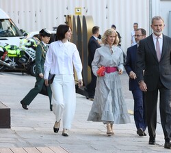 Su Majestad el Rey junto a las autoridades se dirige al auditorio