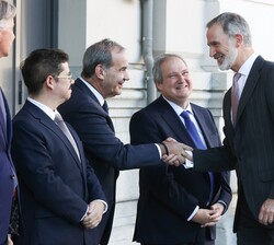 Su Majestad el Rey recibe el saludo de las autoridades antes de entrar en el auditorio