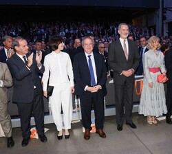 Su Majestad el Rey es recibido con aplausos a su llegada al auditorio