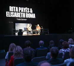Su Majestad el Rey durante la actuación musical