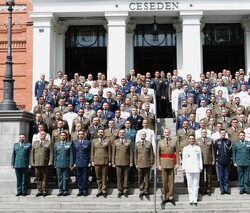 Su Majestad el Rey junto a los alumnos del curso de Estado Mayor