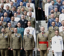 Su Majestad el Rey junto a los alumnos del curso de Estado Mayor