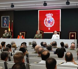 Su Majestad el Rey durante la alocución del director de la ESFAS