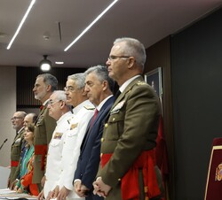 Su Majestad el Rey junto a las autoridades van a proceder a la entrega de los diplomas a los alumnos