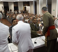 Su Majestad el Rey durante la entrega de los diplomas