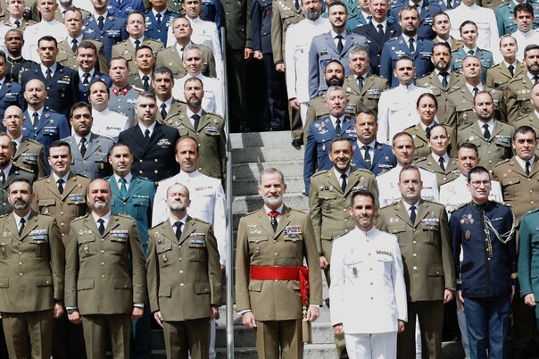 Su Majestad el Rey junto a los alumnos del curso de Estado Mayor