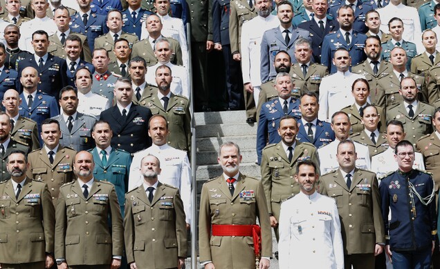 Su Majestad el Rey junto a los alumnos del curso de Estado Mayor
