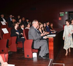 Su Majestad la Reina Doña Sofía accede al Auditorio 400