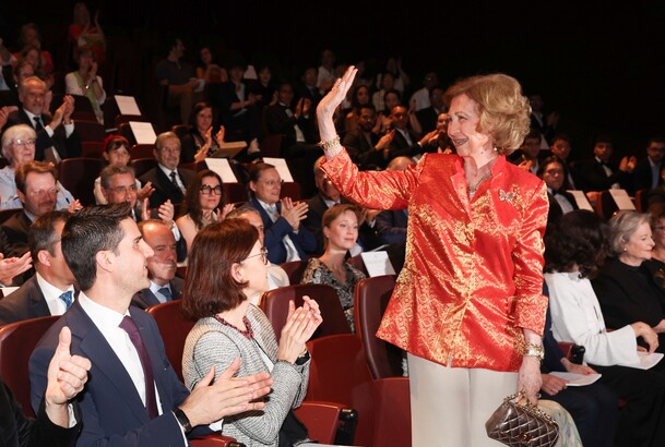 Doña Sofía recibe el cariño del público asistente