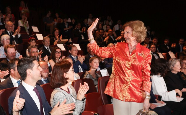 Doña Sofía recibe el cariño del público asistente