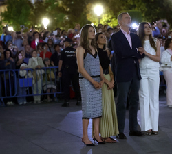 Sus Majestades los Reyes junto a Su Alteza Real la Princesa de Asturias y Su Alteza Real la Infanta Sofía durante la interpretación del violinista Ara