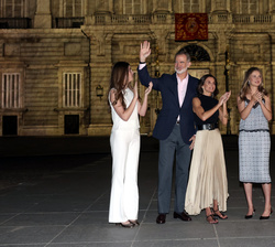 Sus Majestades los Reyes, Su Alteza Real la Princesa de Asturias y Su Alteza Real la Infanta Sofía saludan al público presente en la Plaza de Oriente