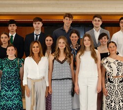 Sus Altezas Reales la Princesa de Asturias y la Infanta Doña Sofía, junto a la presidenta del Consejo de Administración del Patrimonio Nacional, Ana d