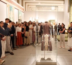Sus Majestades los Reyes y Sus Altezas Reales la Princesa de Asturias y la Infanta Doña Sofía durante su recorrido por la Galería de las Colecciones R