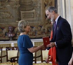 Su Majestad el Rey condecora con la Encomienda del Mérito Civil a Vicente Berenguer Llopis de la Comunidad Valenciana, recoge la condecoración su sobr
