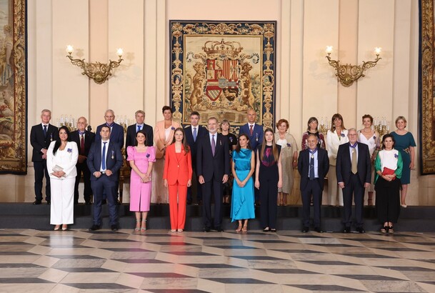 Fotografía de grupo de la Familia Real con los condecorados con la Orden del Mérito Civil