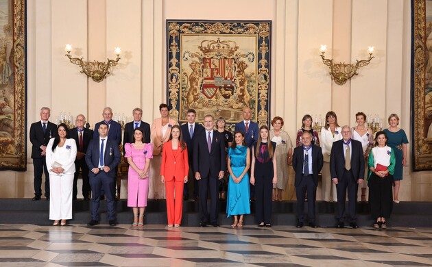 Fotografía de grupo de la Familia Real con los condecorados con la Orden del Mérito Civil