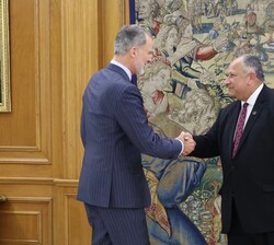 Su Majestad el Rey recibe el saludo del secretario de la Marina de los Estados Unidos de América, Carlos del Toro