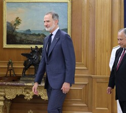 El Rey y el secretario de la Marina de los Estados Unidos se dirigen al despacho de Don Felipe