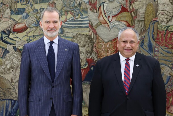 Su Majestad el Rey junto al secretario de la Marina de los Estados Unidos de América, Carlos del Toro