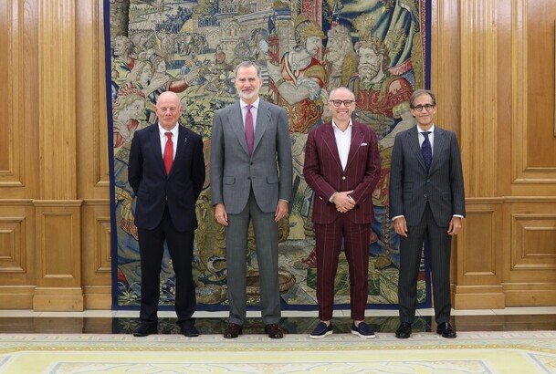 Su Majestad el Rey con el presidente y consejero delegado de la Fórmula 1, Stefano Domenicali; el consejero delegado de la America’s Cup, Grant 