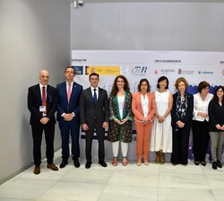 Fotografía de grupo de Su Majestad la Reina Doña Sofía a la finalización del Congreso