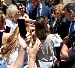 Su Majestad la Reina Doña Sofía recibe el cariño del público congregado a su salida de la Casa de las Mariposas