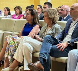 Su Majestad la Reina Doña Sofía acompañada por las autoridades asistentes al acto en un momento de la ponencia