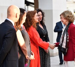 Doña Sofia es saludada por la secretaria general de Investigacion del Ministerio de Ciencia, Eva Ortega