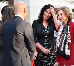 La Reina Doña Sofia conversa con las autoridades que la recibieron a su llegada