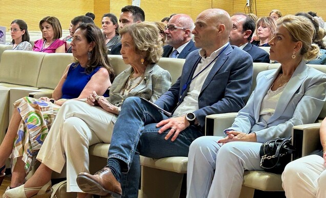 Su Majestad la Reina Doña Sofía acompañada por las autoridades asistentes al acto en un momento de la ponencia