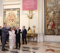 Sus Majestades los Reyes durante la proyección de un vídeo de la exposición