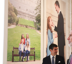 Su Majestad el Rey observa una de las fotografías de la exposición
