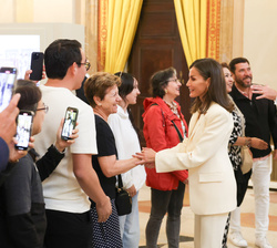 Sus Majestades los Reyes saludan a los primeros visitantes de la exposición