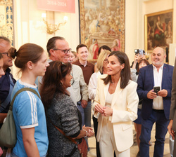 Sus Majestades los Reyes conversan a los primeros visitantes de la exposición