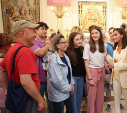 Sus Majestades los Reyes conversan a los primeros visitantes de la exposición
