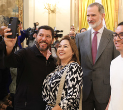 Su Majestad el Rey se fotografía con los primeros visitantes de la exposición