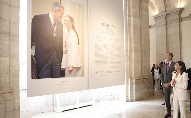 Sus Majestades los Reyes observa una de las fotografías de la exposición “Felipe VI: una década de la historia de la Corona de España”
