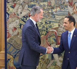 Su Majestad el Rey recibe el saludo del primer ministro y ministro de Asuntos Exteriores del Estado de Catar, el Jeque Mohammed Bin Abdulrahman Bin Ja