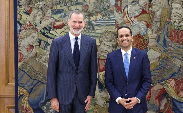 EL Rey junto al primer ministro y ministro de Asuntos Exteriores del Estado de Catar