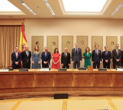 Su Majestad el Rey con el premiado y autoridades