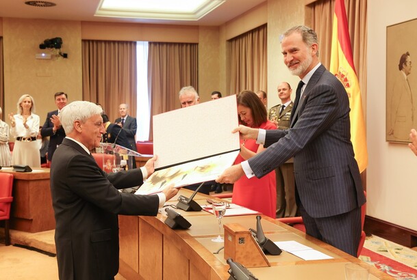 Don Felipe y Pedro Cruz, con el galardón