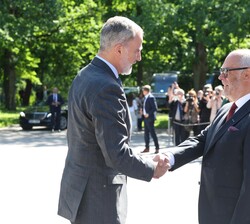 El Rey ha sido recibido por el Presidente de la República de Estonia, Alar Karis