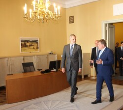 El Rey visitó el Parlamento de la República de Estonia